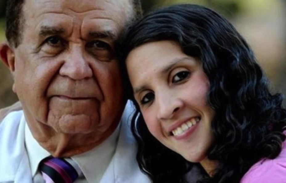 Autistela Viana da Silva y uno de sus médicos