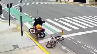 VIDEO: Turista rusa frustra robo de dos motochorros en Buenos Aires: vecinos detienen a un agresor