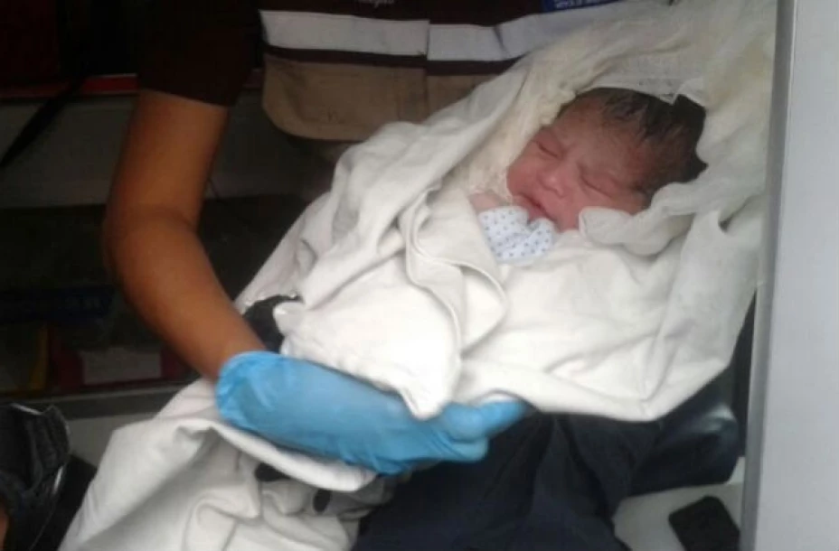 La madre, una joven de 17 años descendió el tren en el que bajaba para solicitar apoyo al personal de vigilancia que se encontraba en el andén