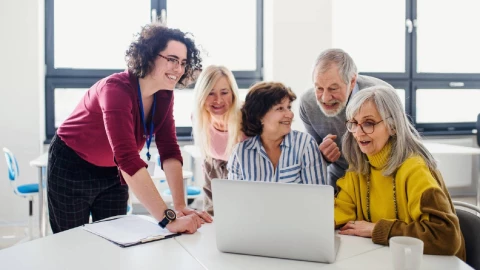grupo de alumnos mayores en una clase