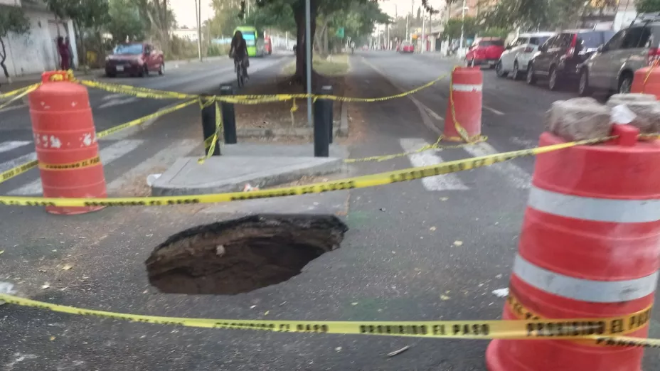 ¡Se abre la tierra! Reportan un ENORME socavón en Av. Atemajac