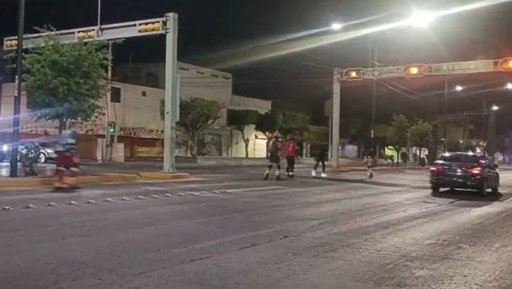 Captan a grupo de patinadores que invaden carril exclusivo de la Oruga en León, 11 de abril de 2025.png