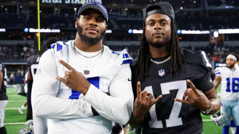 Micah Parsons (11) y Davante Adams (17)