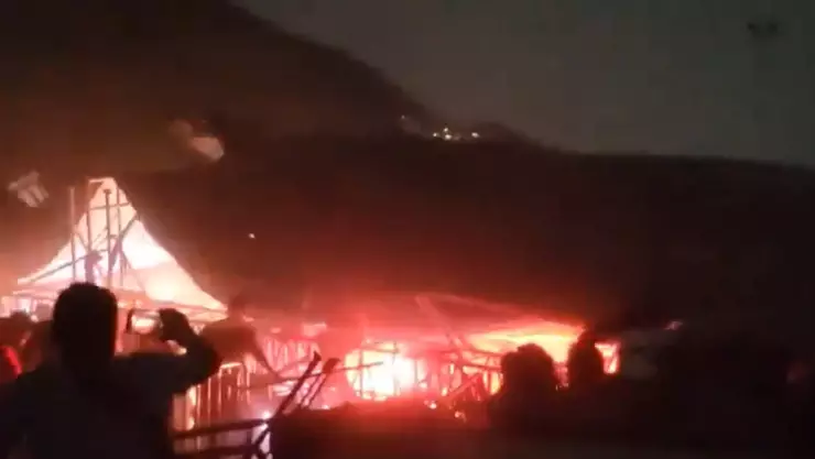 Colapsa escenario en San Pedro durante evento de Álvarez Máynez y Lorenia Canavati