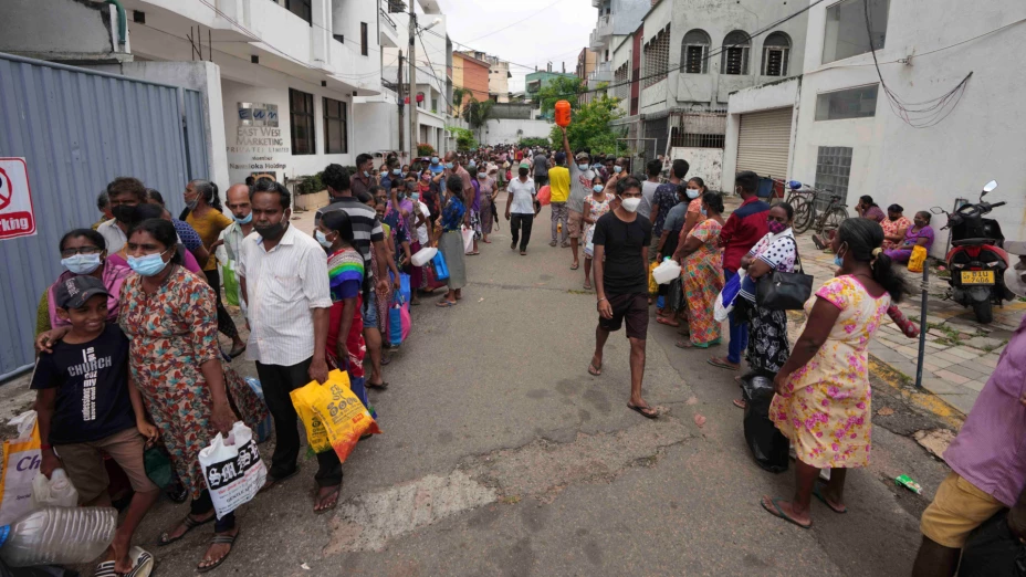Personas hacen fila para comprar querosene en Colombo, Sri Lanka.