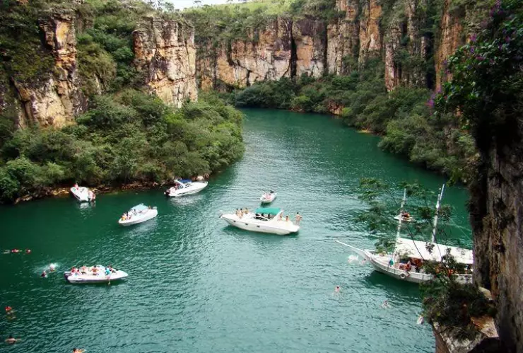 En Brasil se desprende un pedazo de roca y cae sobre lanchas
