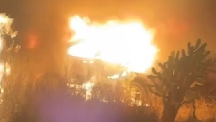 Cae de puente en el Libramiento Norponiente y se prende fuego