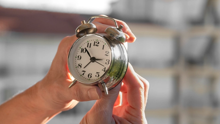 Hombre ajusta su reloj por el cambio de hora