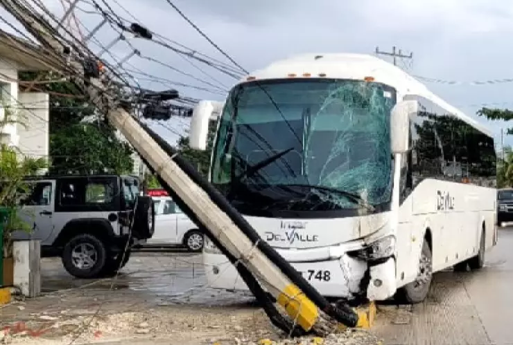 Autobús sufre accidente en Boulevard Colosio y deja grandes afectaciones.jpg
