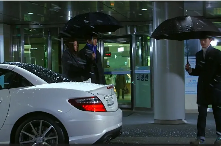 Song Yi confronta a Min Joon por haberse ido y este le responde que nunca estuvo ahí, además de que Hwi Kyung se declara como novio de Son Yi.