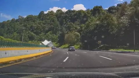 VIDEO: Se voltea un tráiler en La Pera y usuarios graban el momento exacto del accidente en la México-Cuernavaca