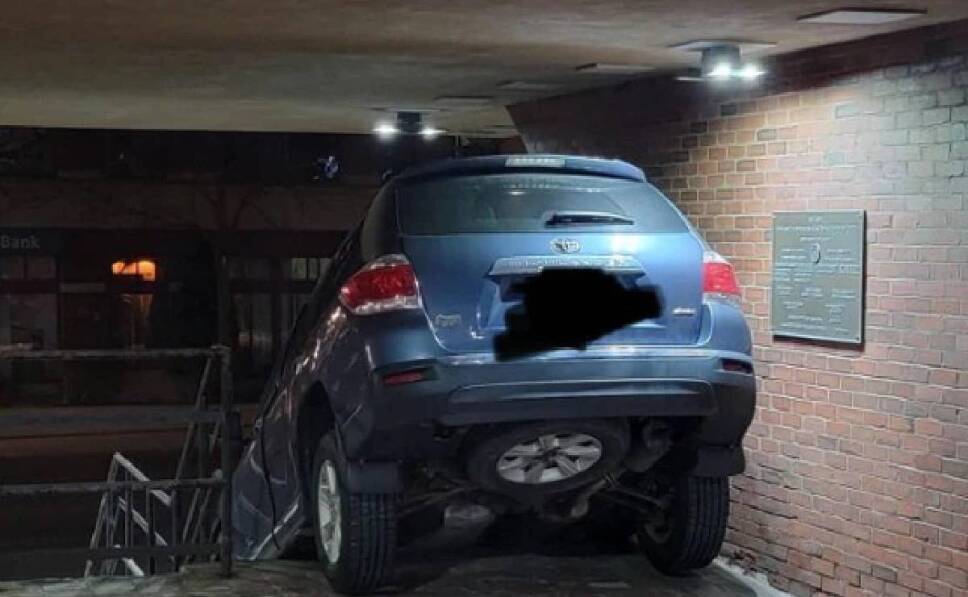 Mujer sufre accidente automovilístico y se va por las escaleras