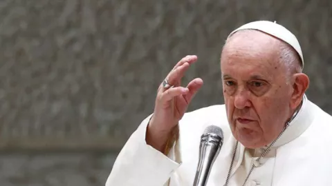 El Papa Francisco fue hospitalizado en Roma para cirugía