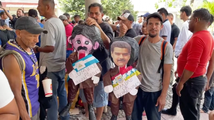 Con quema de piñatas de dictadores, migrantes realizan su propia cumbre en Tapachula, Chiapas.jpg