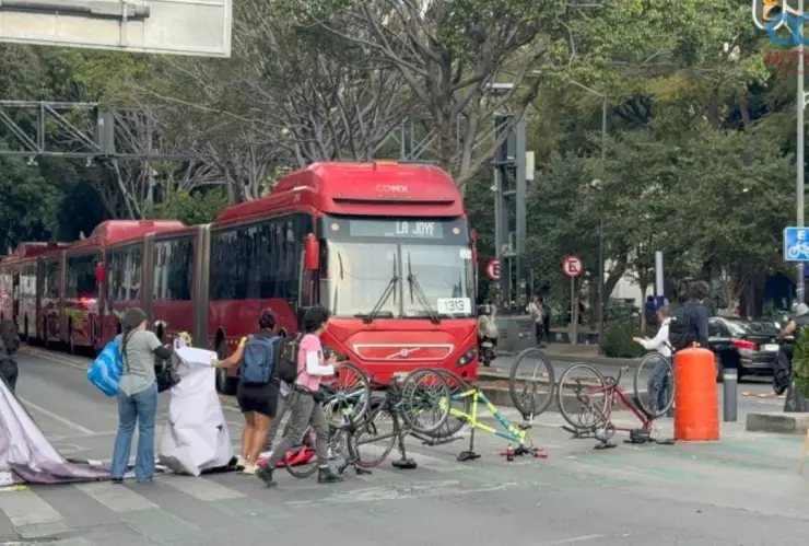 Metrobus atropella a ciclista