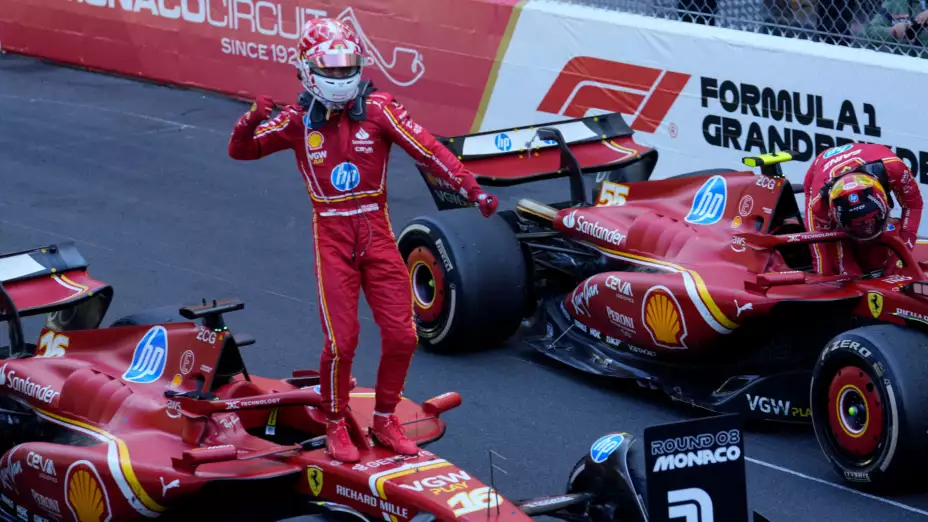 Charles Leclerc de Ferrari celebra su victoria en el GPr de Mónaco.