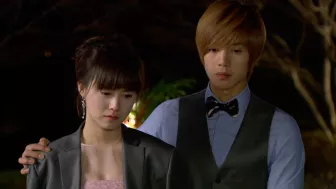 Ga‑eul lo escucha con lágrimas, pero sonríe al saber que seguirá esperándola pese a la distancia.