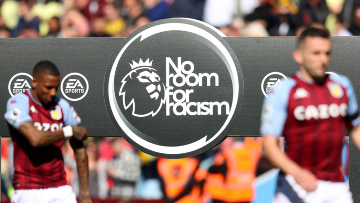 Jugadores de la Premier League y el escudo en una cancha de futbol