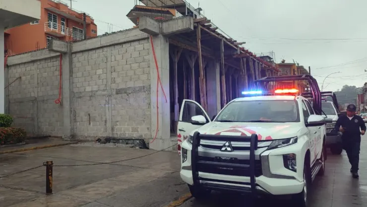 Muere hombre tras caer desde lo alto de una construcción