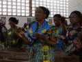 Así se reúnen a orar por la salud del papa Francisco.
