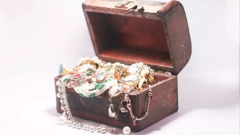 joyas en un cobre del tesoro