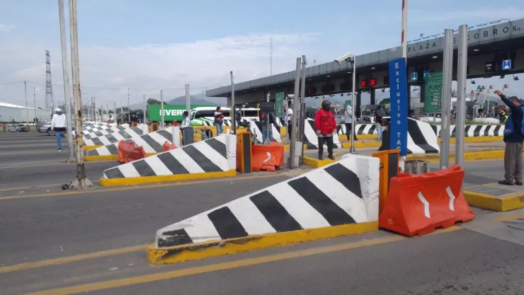 Manifestantes dan paso libre en la caseta de cobro de Tepotzotlán de la México-Querétaro