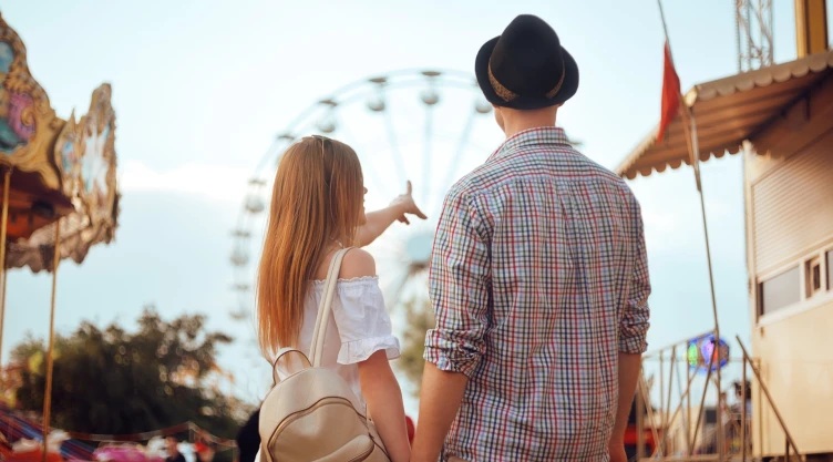 Una pareja en el parque temático de California.