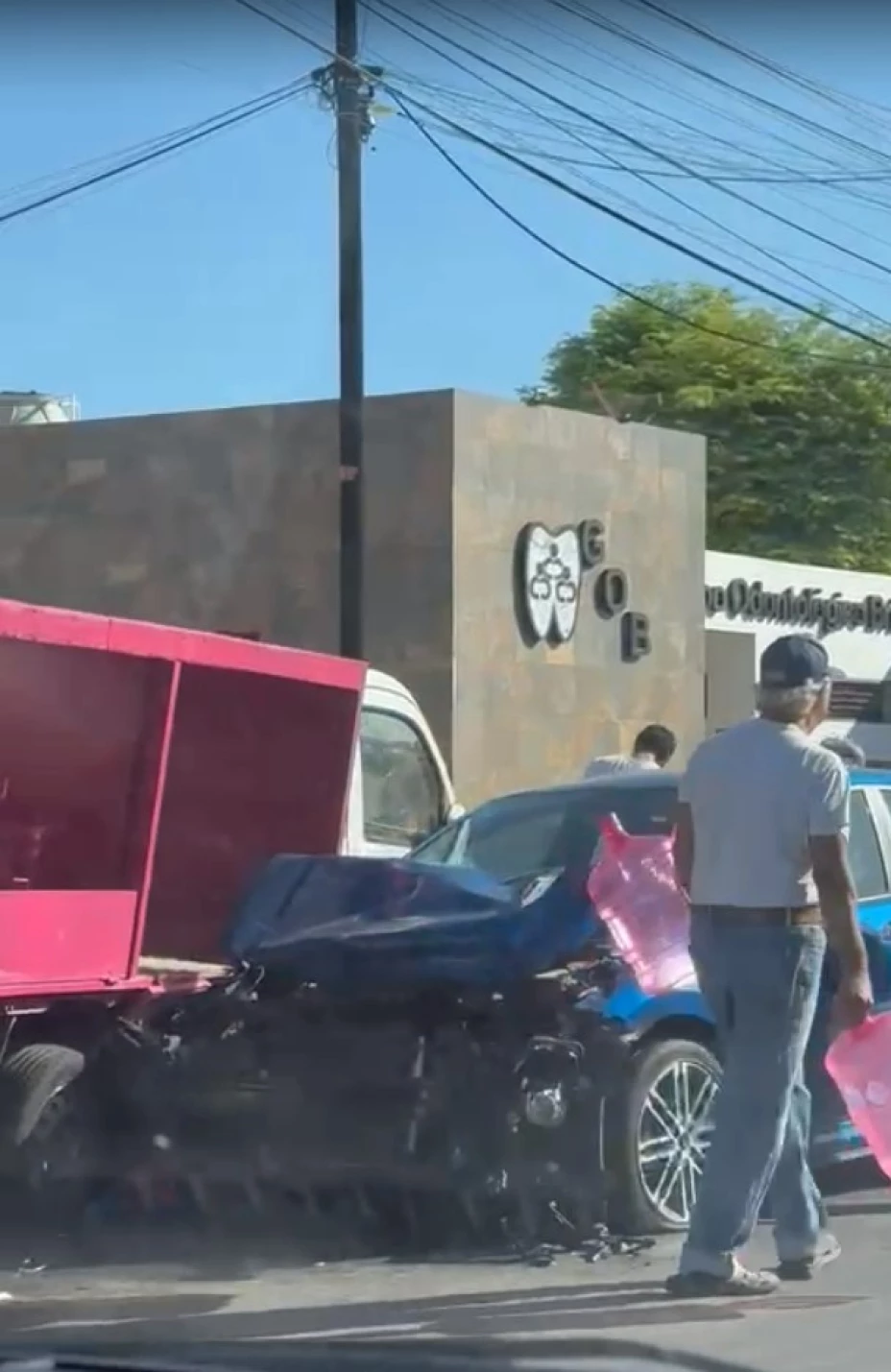 FOTO Fuerte accidente automovilístico genera tráfico en Mérida