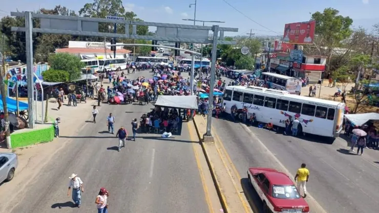 Maestros de la CNTE realizan bloqueos en diversos puntos de Oaxaca