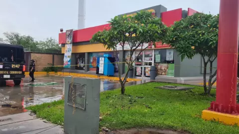 Lluvias en Mérida hoy provocan el colapso del techo de una tienda de conveniencia en Los Héroes