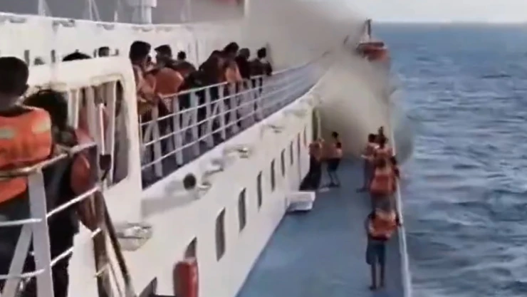 Indonesia: Incendio ferry KM Mutiara Sentosa cinco muertos