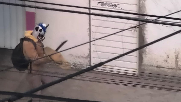 Captan a payaso empuñando machete en calles de Puebla