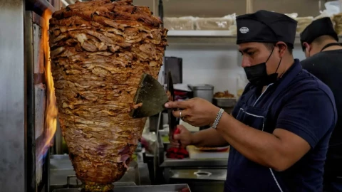 Una taquería se encargó de preparar 6,200 tacos de pastor para romper un Récord Guinness de la mayor cantidad de tacos servidos en una hora.