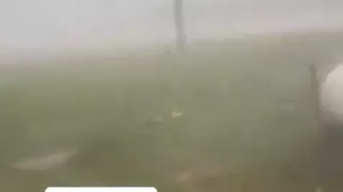 Se registraron fuertes inundaciones, lluvias con descargas eléctricas e incluso ligeros tornados