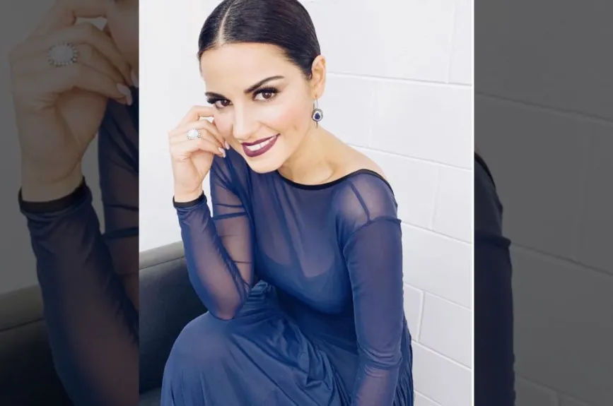 Maite riendo.jpg