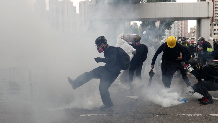 “La policía hace un llamado a la población a que mantenga la calma y abandone la zona lo antes posible, ya que se puede producir una escena caótica en un corto espacio de tiempo”, señalaron las autoridades. Imagen: AP