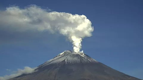 Captan ovnis saliendo del cráter del volcán Popocatépetl