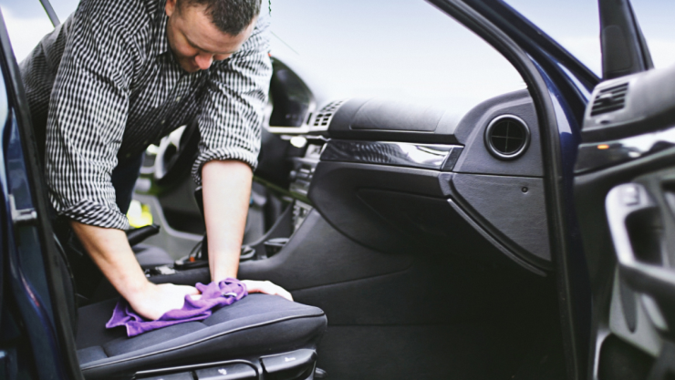 Remedios caseros para las manchas en la vestidura de tu coche