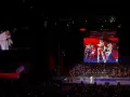 Lo verdaderamente especial fue escucharla en su versión original en japonés, interpretada por los cuatro cantantes que unieron sus voces en un único y poderoso canto.