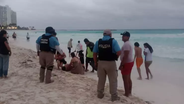 Muere hombre de 70 años ahogado en Cancún tras ignorar la bandera roja; esto se sabe
