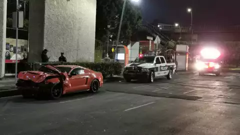 choque auto de lujo universidad .jpg