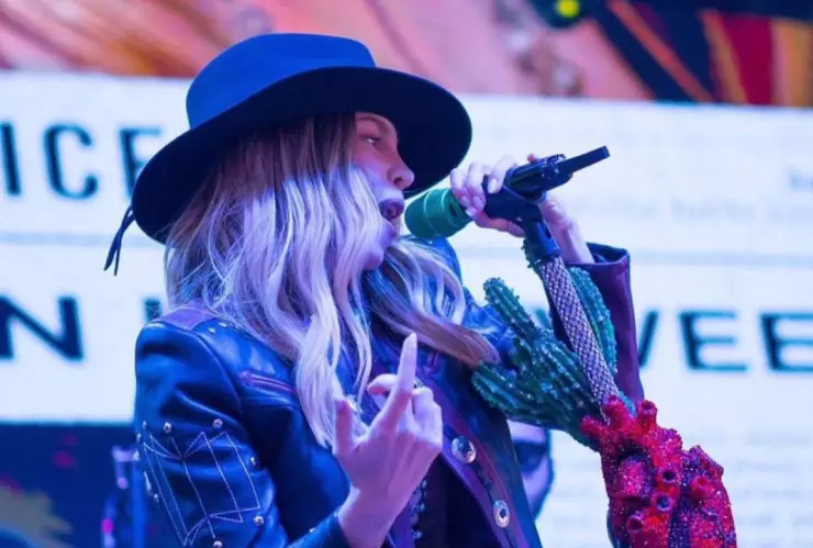 ¡No se quedó callada! Critican a Belinda por dar el Grito de Independencia en el Times Square