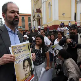 El periodista y escritor mexicano Juan Villoro participa en una protesta.