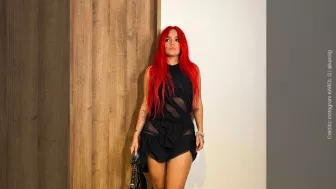 Karol G de negro.jpg