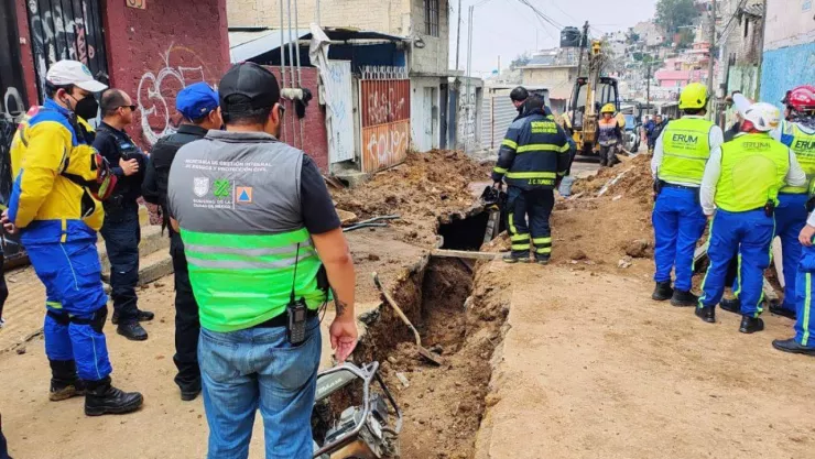 Derrumbe tras obras de drenaje deja 2 muertos en CDMX