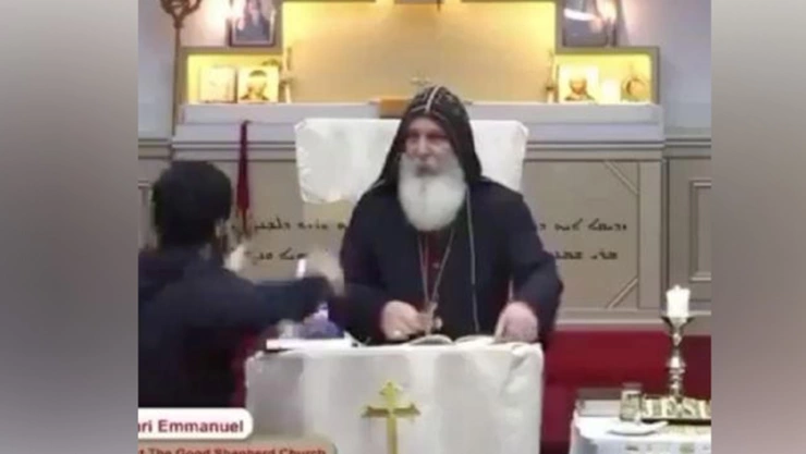 En transmisión en VIVO, hombre apuñala a un obispo en iglesia de Sidney