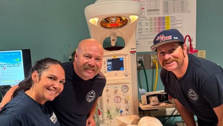 Bomberos California auxiliar a madre y su bebé