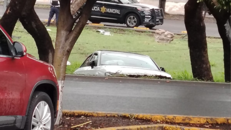 Auto de lujo pierde el control y sale del camino en Querétaro 7 de junio 2026