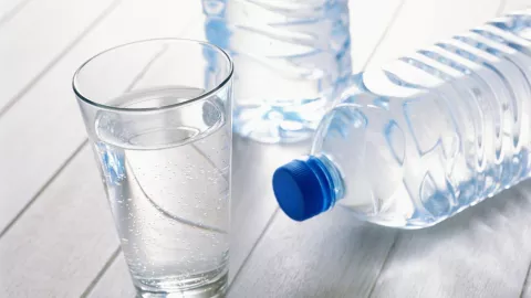 Agua embotellada sería peligrosa para la salud, según científicos