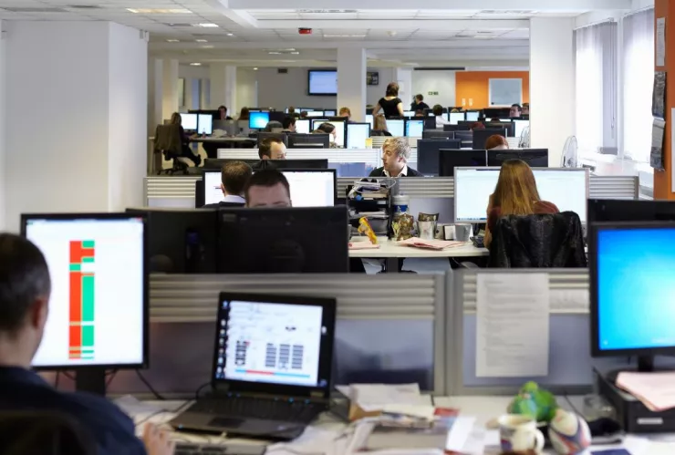 personas trabajando en oficina